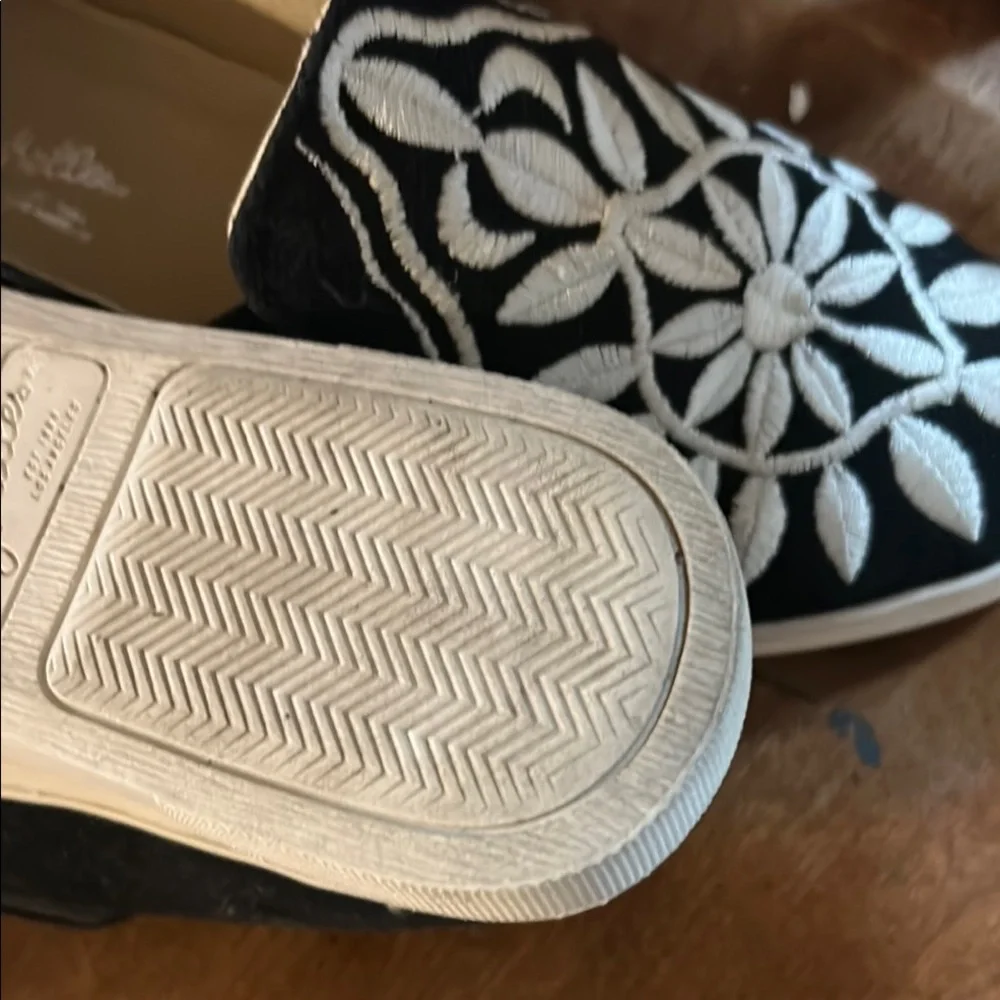 Black and White Embroidered Women's Shoes